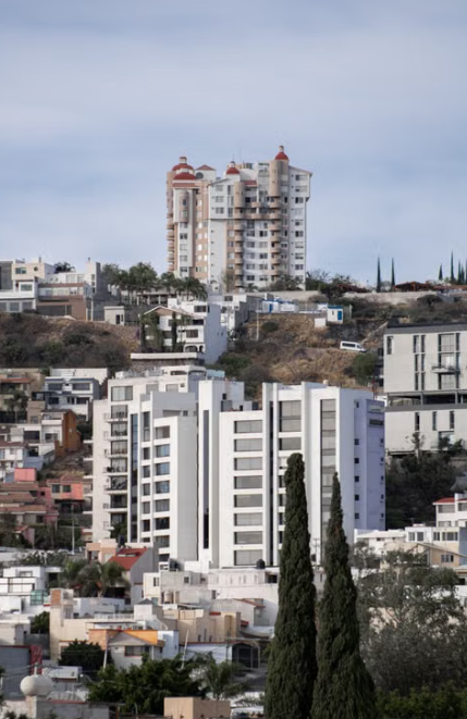Construir en pendiente: Lecciones de los cerros de Querétaro (Milenio III vs. Zibatá)